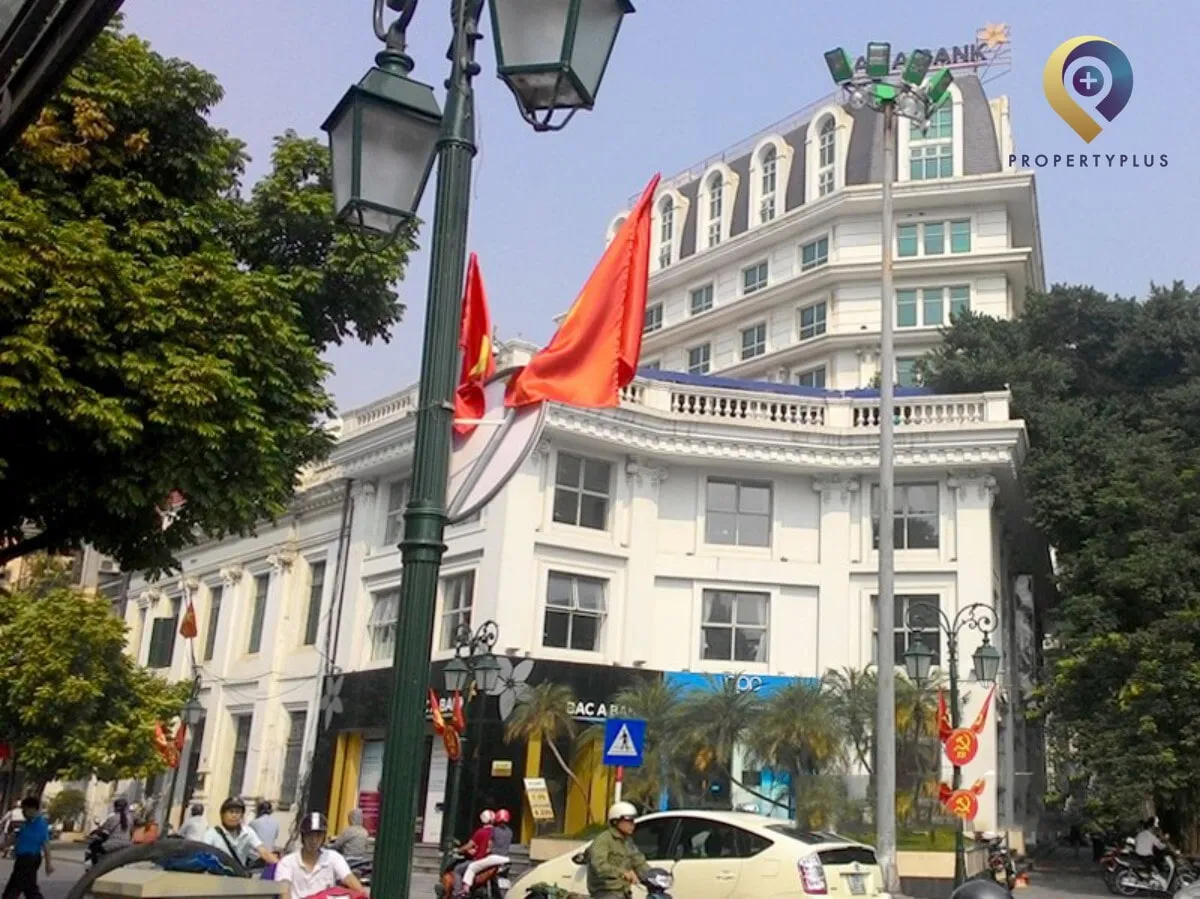 Toàn cảnh tòa nhà Opera Business Centre nhìn từ góc phố, có logo Property Plus.
